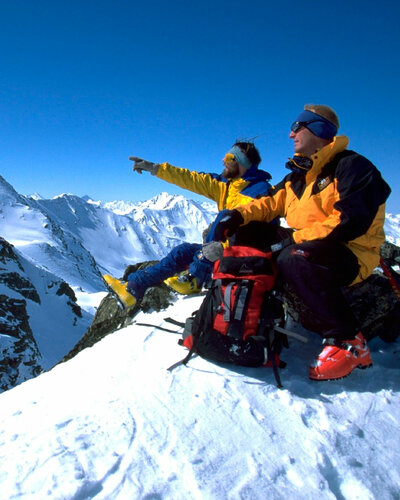 Skitouren und dazugehörige AusrüstungProfis bevorzugen die Freiheit abseits der Pisten. Wir haben die Ausrüstung vom Tourenski bis zum LVS. Skitouren